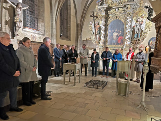 Die Beteiligten an der Wiedereinweihung stehen am Altar zu den Fürbitten