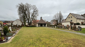 Der neue Teil des Friedhofes mit Gräbern und Leichenhalle sowie der Wiese