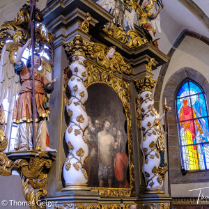 Der barocke Hauptaltar und das neue Buntglasfenster
