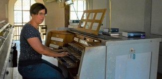 Die neue Kantorin (hier an der Orgel in der Stadtkirche) fühlt sich gerade in ihren neuen Aufgabenbereich ein: "Erstmal muss ich alle kennenlernen."