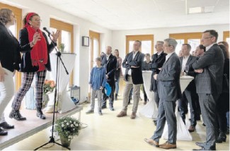 Evelyn Kittel-Kleigrewe (am Mikrofon) dankte der Stadt Hersbruck für ihr Engagement in der Kinderbetreuung.