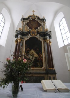 Weil der Kirchenväteraltar zurück sollte, musste der Barockaltar nach Ipsheim auswandern.