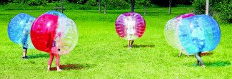 Einen Riesenspaß bot der Bubble-Soccer, bei dem in großen Gummihüllen Fußball gespielt wird.