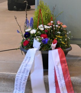 Diese Blumen wurde an der Skulptur im Rosengarten niedergelegt.