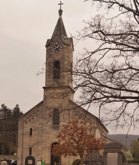 In der Auferstehungskirche auf dem Alten Friedhof in Hersbruck muss die Turmbekrönung statisch saniert werden. Dazu steuert der Freistaat 8500 Euro bei.