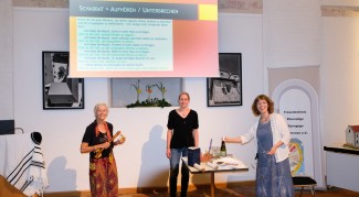 Christiane Lutz (unten rechts) erklärte bei einem Vortrag des Bildungswerks in Ottensoos, welche Rituale und Traditionen es im Judentum gibt.