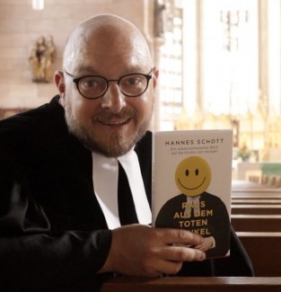 Hannes Schott kommt mit seinem Buch "Raus aus dem toten Winkel" zu einer Lesung in die Stadtkirche.