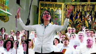 Mit dem ganz großen Chor aller in der Stadtkirche Anwesenden ist es doch am schönsten: Kantorin Heidi Brettschneider dirigiert ins Kirchenschiff hinein.