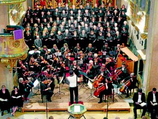 Mit ihrer ganzen instrumentalen und stimmlichen Bandbreite erfüllte die Kantorei die Stadtkirche. 