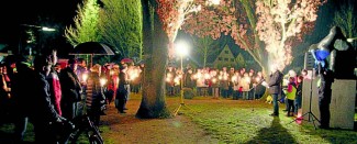 Mit brennenden Kerzen versammelten sich zahlreiche Bürger am Mahnmal von Vittore Bocchetta im Rosengarten.