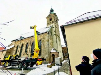 Kreuze auf Turm und Langhaus der Hersbrucker Stadtkirche auf Standfestigkeit geprüft