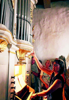 Die Orgel ist ihr Element: Heidi Brettschneider hier bei einer Führung in der Hersbrucker Spitalkirche.