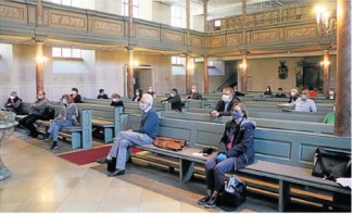 Die Pfarrer des Dekanats Hersbruck testeten bei der Konferenz in der Hersbrucker Stadtkirche schon einmal, wie die Gottesdienstbesucher künftig sitzen müssen – mit Abstand und Community-Maske.