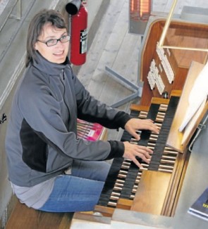 Üben an der Orgel gehört für die Dekanatskantorin auch jetzt zum Alltag – damit weiterhin Leben in der Stadtkirche herrscht, sagt sie.