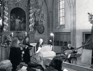 Katharina von Segnitz, Katharina und Ute Königer sowie Klaus Marius (v.l.) tauchten die Spitalkirche in eine barocke Atmosphäre.