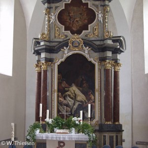 Der Barock-Altar, der die wertvollen Glasfenster an der Ostseite der Kirche verdeckt hat, steht nun in der Kirche von Ipsheim (bei Bad Windsheim).