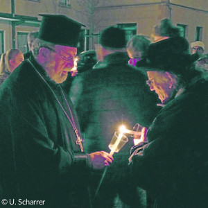 Extra aus München angereist, teilte Apostopolos Malamoussis (links), griechisch- orthodoxer Erzpriester, sein Licht mit Gottesdienstbesuchern.